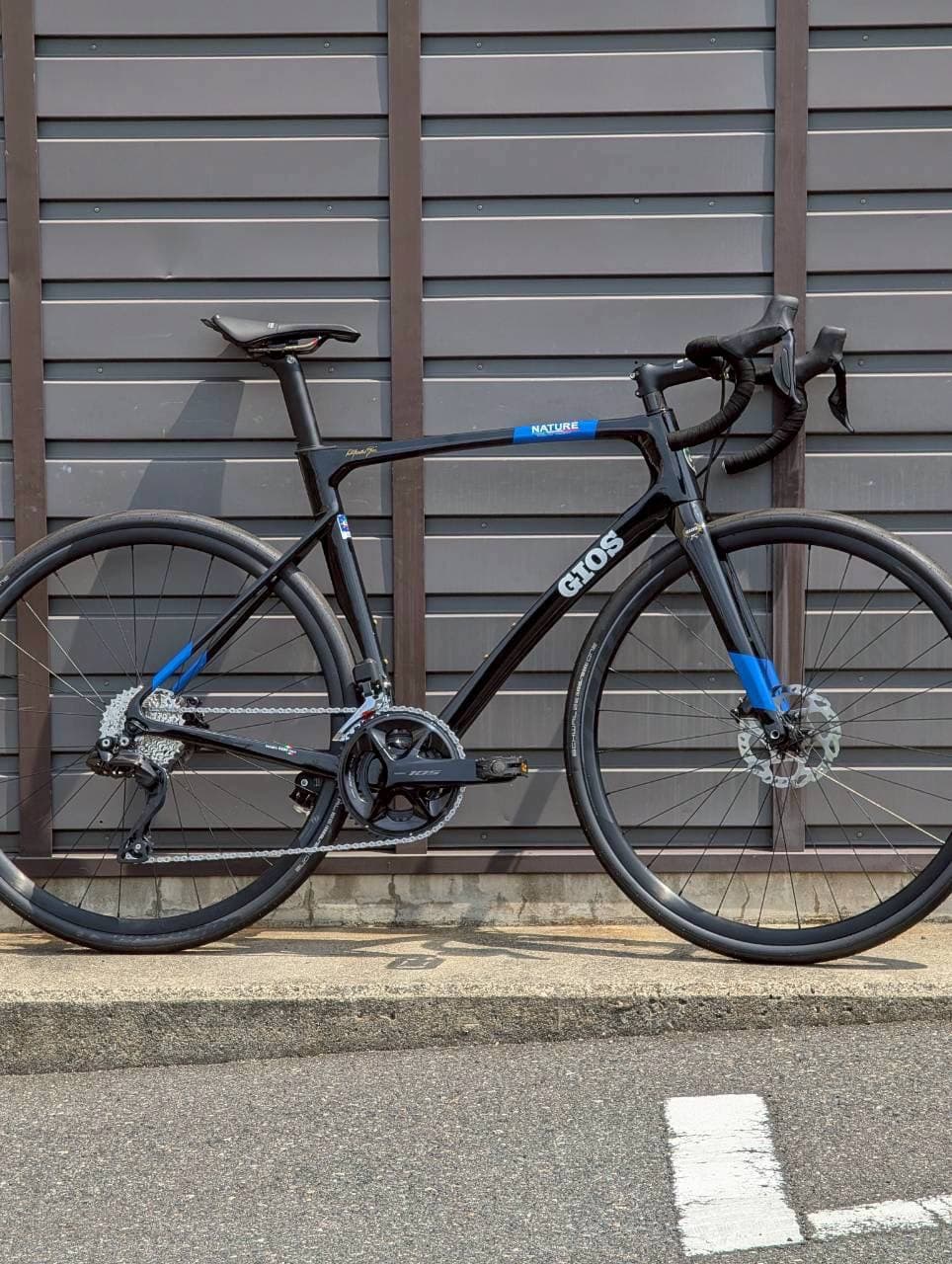 GIOS NATURE CARBON。ブラックのカーボンフレームにジオスブルーの差し色