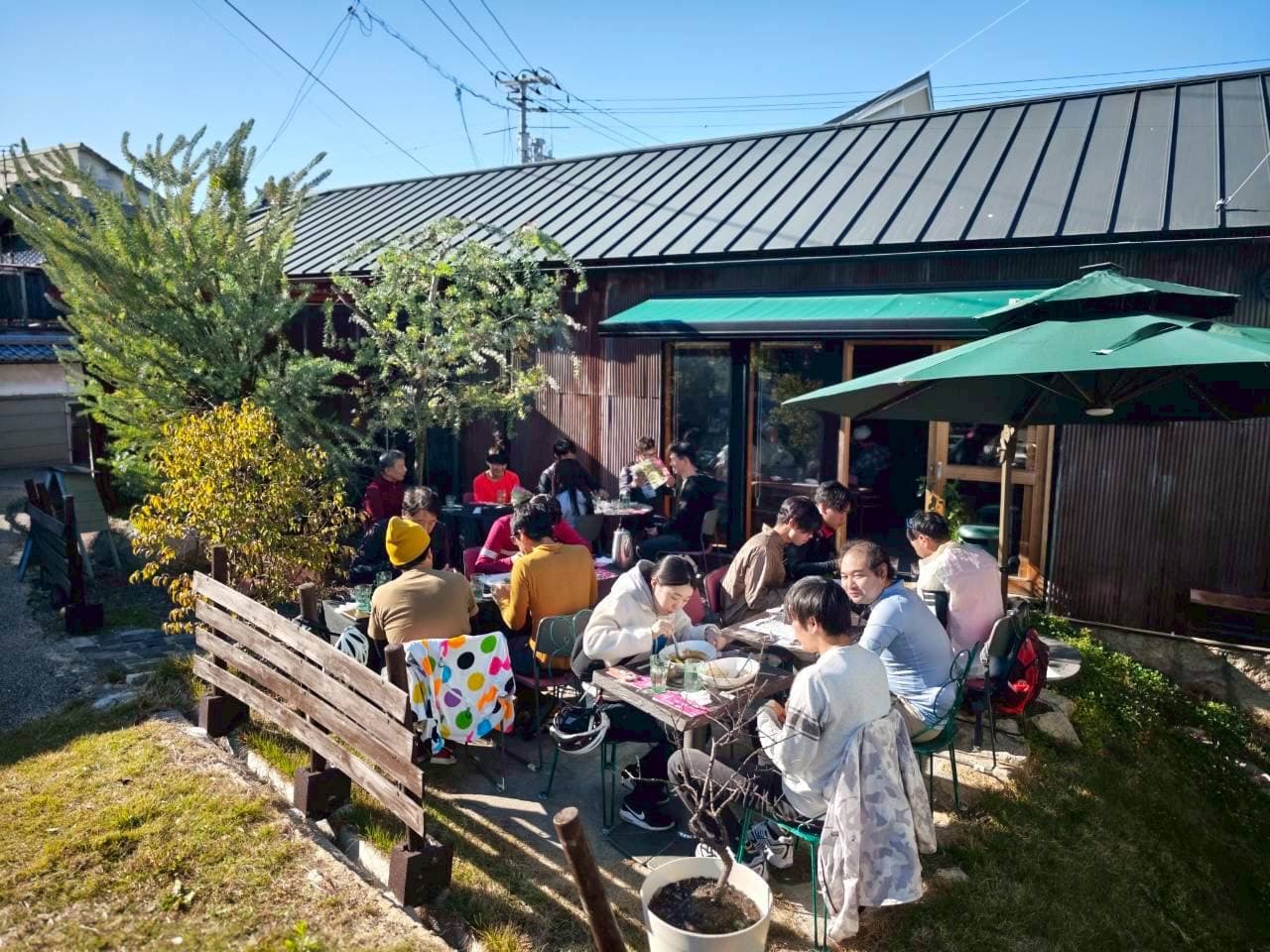 走った後に、カフェのテラスで一息つく。汗だくのレーシングウェアより、そのまま店内に入れる服のほうが気楽です