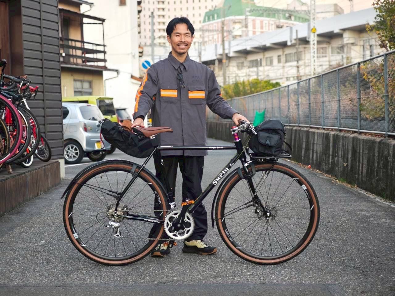 荷物を積んで、通勤にも、ちょっと遠回りの買い物にも。SURLYは「速さ」より「どれだけ暮らしに馴染むか」で選ぶ自転車です