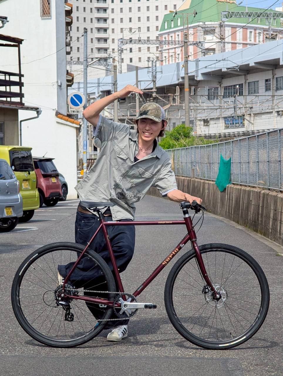 ピチピチのウェアじゃなくていい。普段の服のままSURLYにまたがって、朝の街をゆるく走り出す。今回はそれくらいの距離感で楽しめる週末です