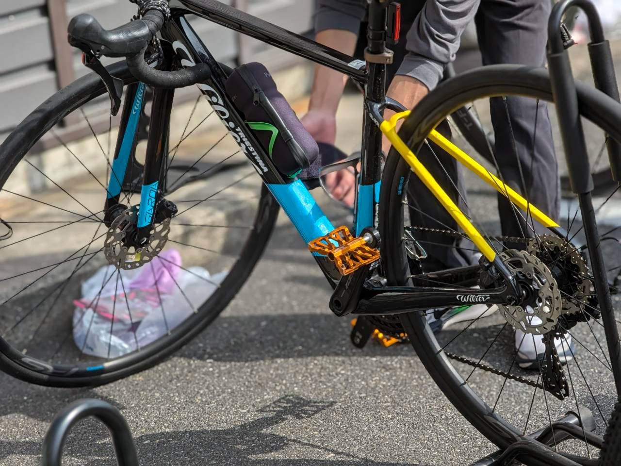 スタンドに立てて、自分の自転車を上から順に拭いていく