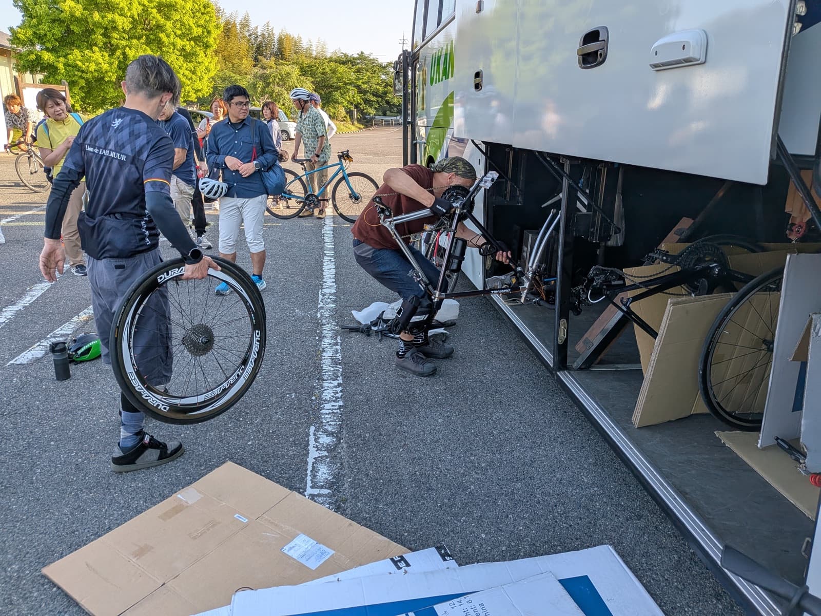 お客様の自転車をバスへ積み込みます