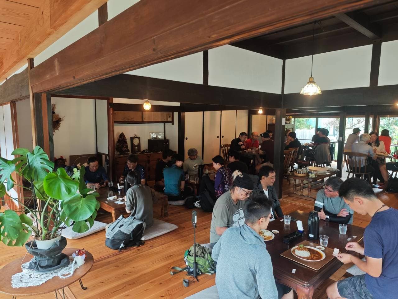古い民家の柱と梁が残る店内