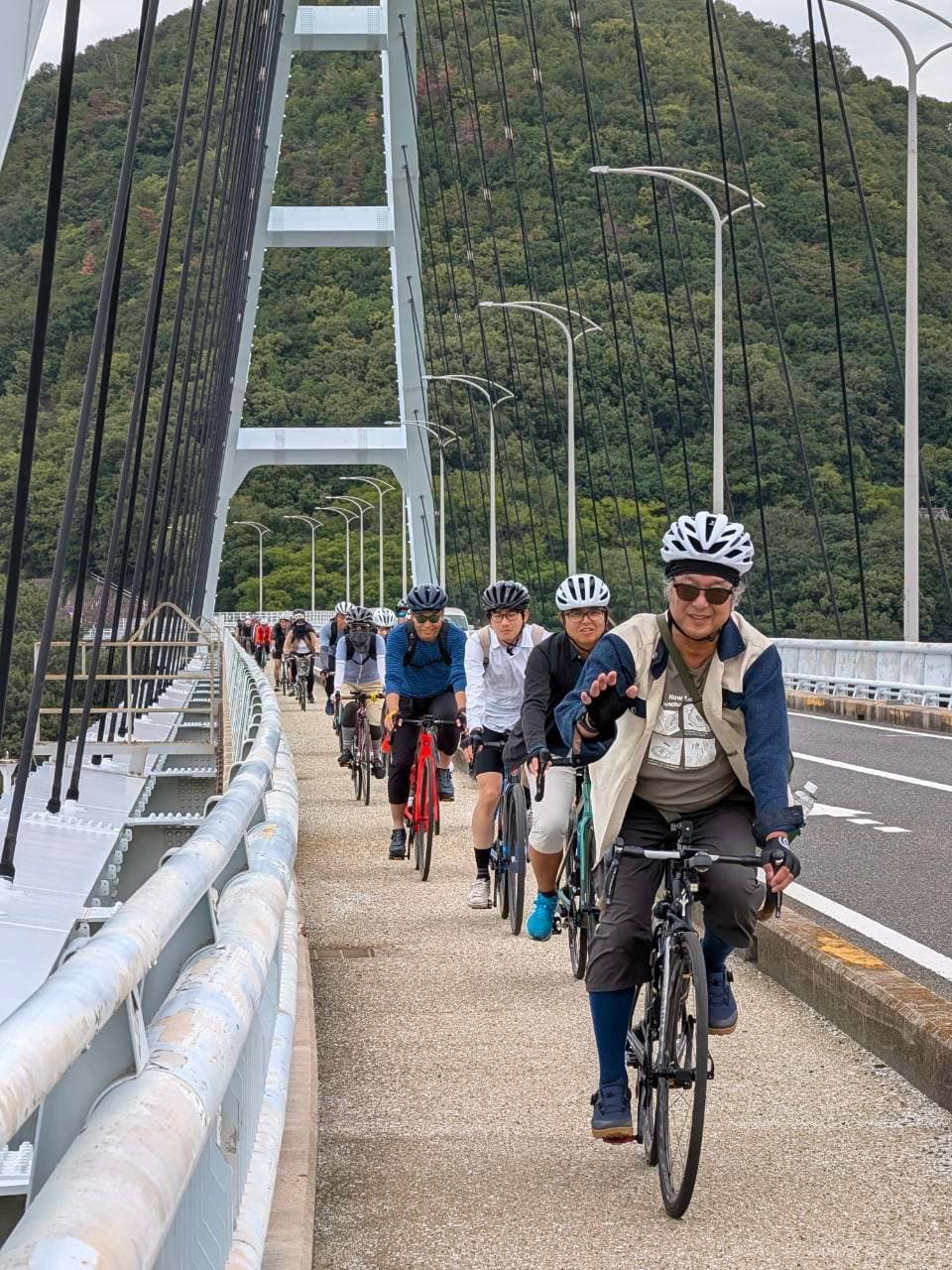 内海大橋のアーチの下を一列で