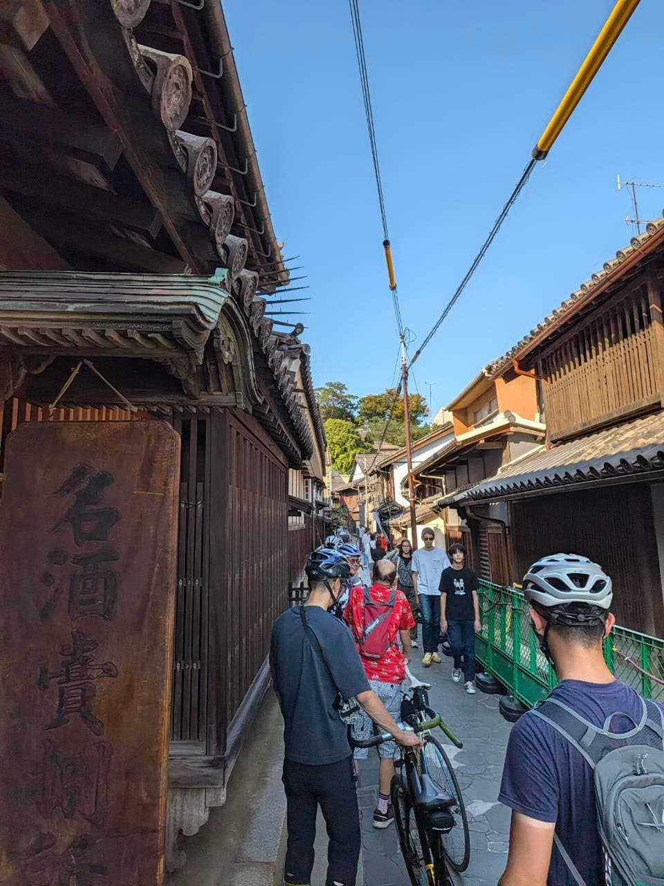 細い路地は自転車を押して歩きます