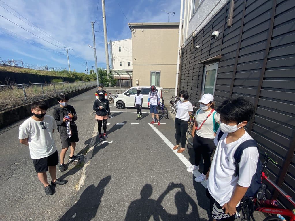 猛暑の中、自転車講習会に集まる人達