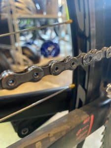 ロードバイクのチェーン空拭き前の画像