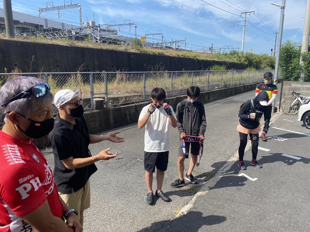 猛暑の中、自転車講習会に集まる人達