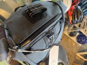 バイク取付時にもアクセス可能なジップポケット