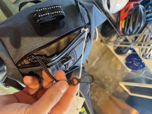 バックパックのジップポケット内ストラップ