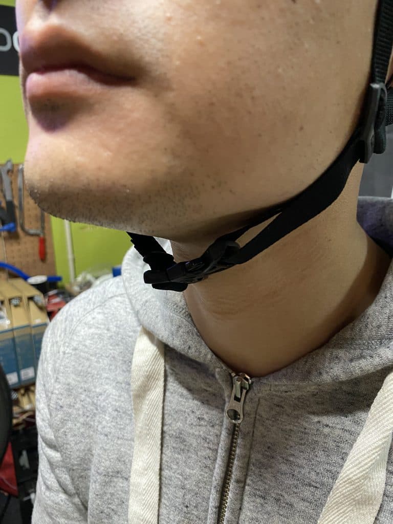 良い例顎紐の位置指一本