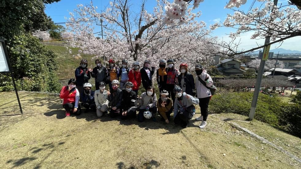 つつじ公園の桜の下で記念撮影