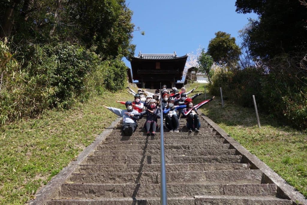 安養院の前でZポーズで写真移る参加者達