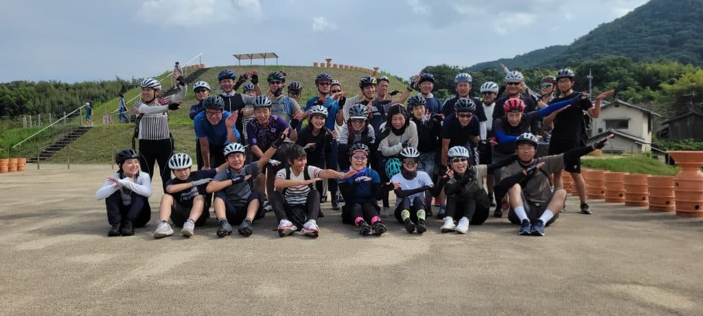 千足古墳の前で記念撮影
