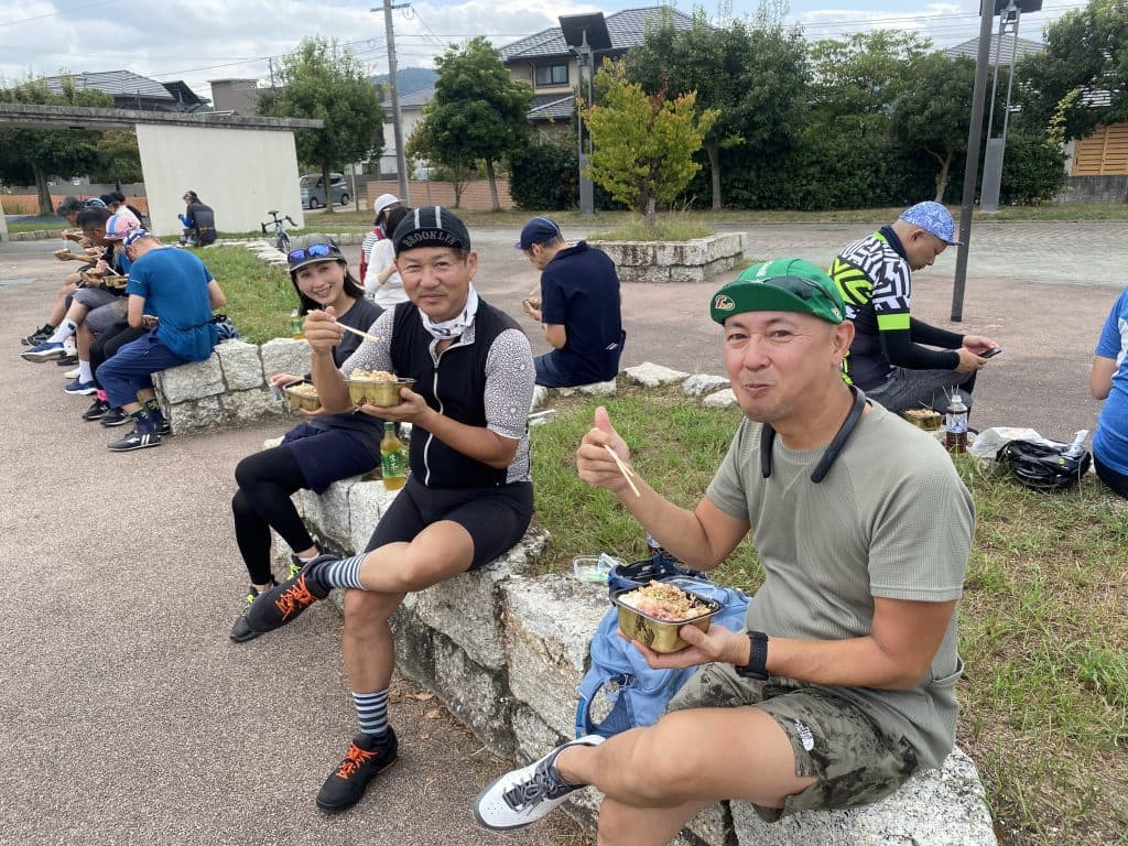 海鮮DON 丼丸の海鮮丼を味わう参加者達