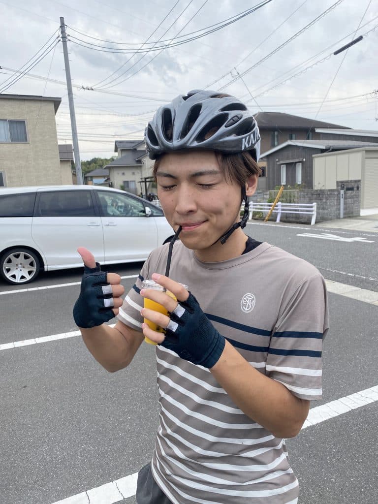 ナンバベーカリーの前で写真に写る男性2