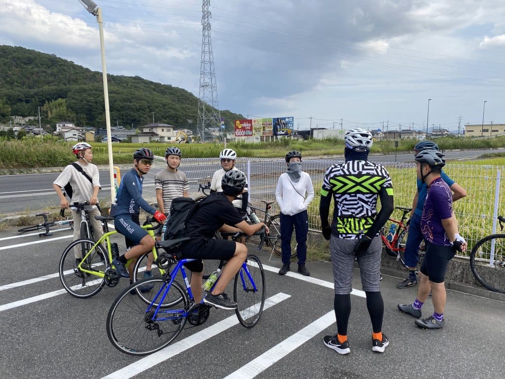 コンビニの前で談笑する参加者達